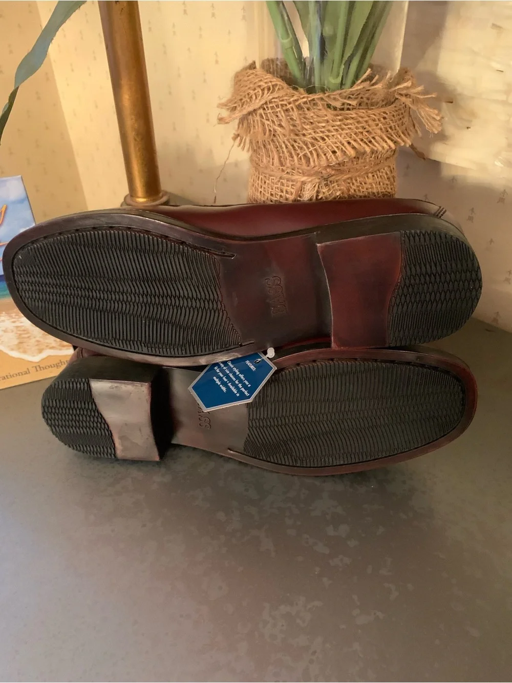 BASS WEEJUNS, NEW WITH TAGS, 2 tassel Woman’s size 9w loafers. BURGANDY RED.